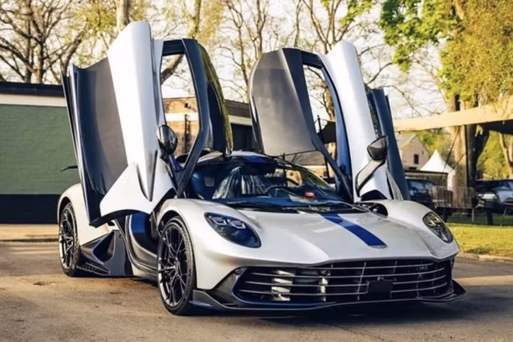 Chiếc Aston Martin Valhalla triệu đô thương mại đầu tiên chính thức ra mắt công chúng tại sự kiện Bicester Motion 2025, đánh dấu cột mốc đặc biệt trong hành trình hiện thực hóa một mẫu xe từng chỉ tồn tại trên bản vẽ và đường đua.