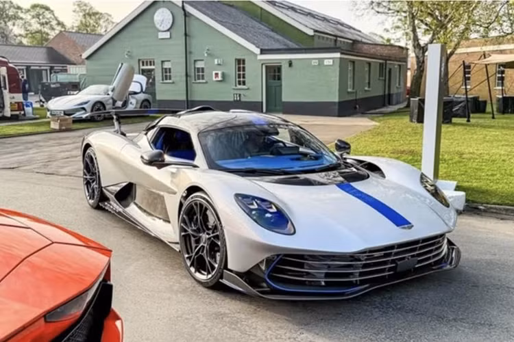 Valhalla đầu tiên của Aston Martin sử dụng động cơ đặt giữa và cũng là mẫu xe đầu tiên của hãng áp dụng công nghệ hybrid sạc ngoài (PHEV). Đây được xem là bước tiến lớn trong chiến lược điện hóa của thương hiệu siêu xe nước Anh.