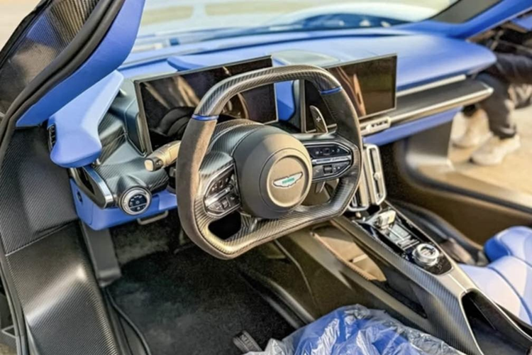 “Trái tim” của Valhalla là động cơ V8 tăng áp kép dung tích 4.0L, sản sinh công suất 828 mã lực, kết hợp hộp số ly hợp kép 8 cấp và hệ dẫn động cầu sau.