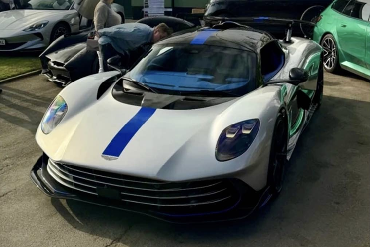 Xe có 4 chế độ lái: Pure EV, Sport, Sport+ và Race. Ở chế độ thuần điện, xe có thể chạy khoảng 14 km với tốc độ tối đa 140 km/h trước khi tự động chuyển sang chế độ Sport khi pin cạn.