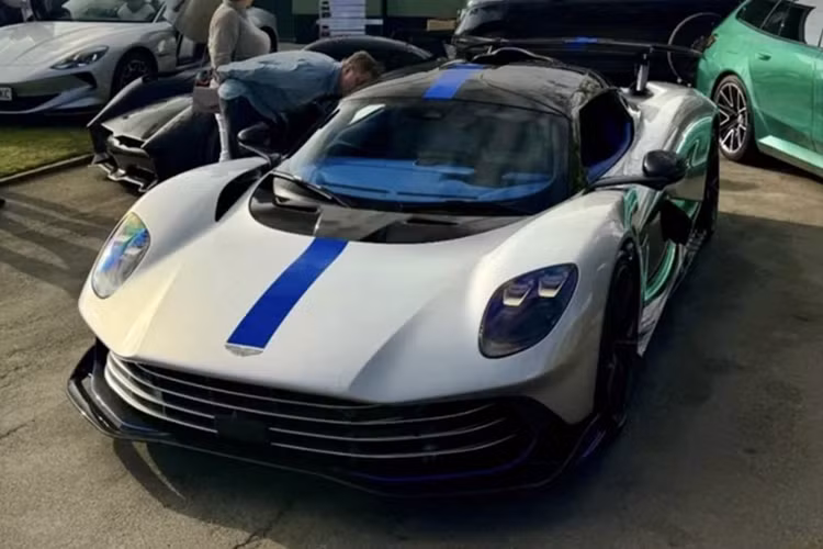 Xe có 4 chế độ lái: Pure EV, Sport, Sport+ và Race. Ở chế độ thuần điện, xe có thể chạy khoảng 14 km với tốc độ tối đa 140 km/h trước khi tự động chuyển sang chế độ Sport khi pin cạn.