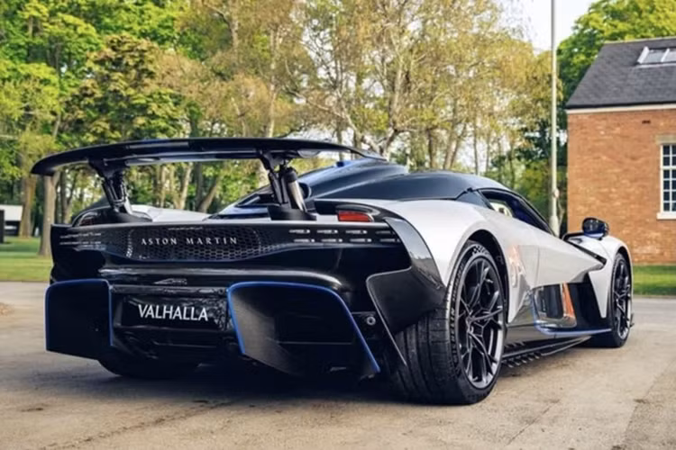 Chỉ 999 chiếc Valhalla sẽ được sản xuất trên toàn thế giới – cao hơn đáng kể so với 150 chiếc Valkyrie và 85 chiếc Valkyrie Spider trước đó. Dù giá xe Aston Martin Valhalla chưa được công bố chính thức, nhiều nguồn tin cho rằng nó bán ra từ khoảng 1 triệu USD mỗi chiếc.