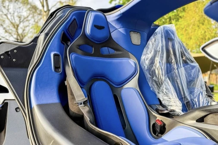 Bổ trợ cho động cơ đốt trong là ba motor điện – hai đặt ở cầu trước và một ở cầu sau – với tổng công suất 251 mã lực, nâng tổng công suất hệ thống lên mức 1.079 mã lực và mô-men xoắn cực đại đạt 1.100 Nm.