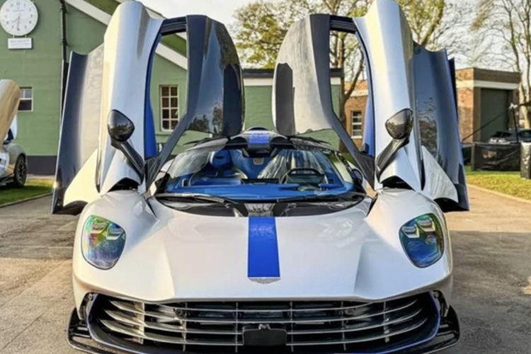 Bên trong, Aston Martin Valhalla sở hữu màn hình kỹ thuật số 10,25 inch đặt sau vô-lăng cùng màn hình cảm ứng trung tâm kích thước tương tự. Dù mang trong mình công nghệ F1, khoang lái vẫn được thiết kế để sử dụng hàng ngày một cách dễ dàng.