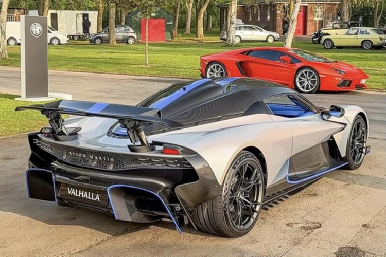 Valhalla được trang bị hệ thống khí động học chủ động cả phía trước và sau, có thể điều chỉnh chỉ trong 0,5 giây. Cánh gió sau có thể nâng cao tới 255 mm, tạo ra lực ép hơn 600 kg khi xe đạt vận tốc từ 249 đến 350 km/h – giúp tăng đáng kể độ ổn định khi chạy ở tốc độ cao.