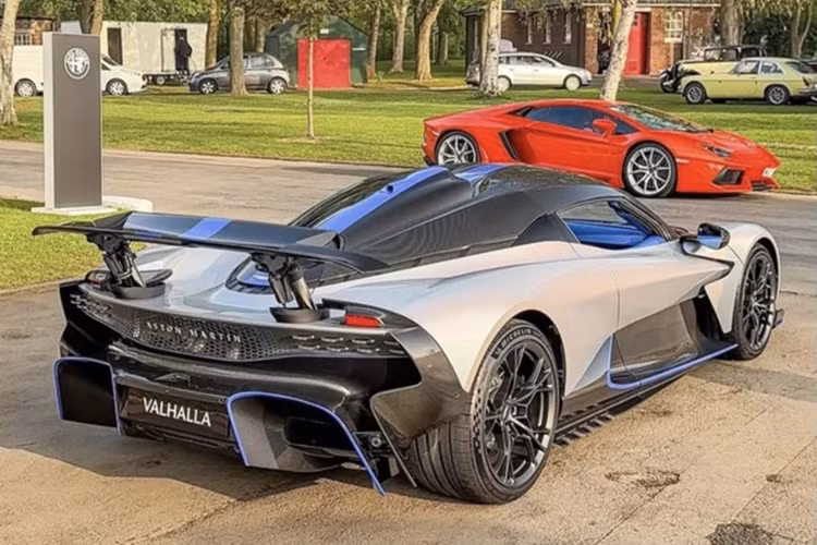 Valhalla được trang bị hệ thống khí động học chủ động cả phía trước và sau, có thể điều chỉnh chỉ trong 0,5 giây. Cánh gió sau có thể nâng cao tới 255 mm, tạo ra lực ép hơn 600 kg khi xe đạt vận tốc từ 249 đến 350 km/h – giúp tăng đáng kể độ ổn định khi chạy ở tốc độ cao.