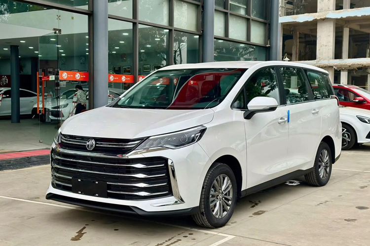 Phiên bản 1.5 MT Com dùng hộp số sàn 6 cấp, trong khi hai bản còn lại được trang bị hộp số tự động ly hợp kép 7 cấp. Trang bị ngoại thất của xe bao gồm đèn LED định vị ban ngày và hệ thống bật/tắt đèn pha tự động. Hai phiên bản thấp dùng đèn pha halogen projector, trong khi bản cao cấp nhất được trang bị đèn LED projector hiện đại.