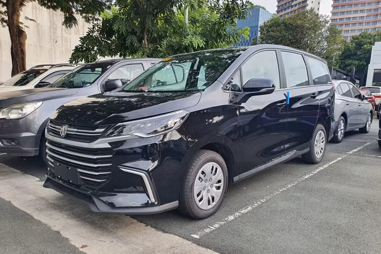 Tùy chọn mâm xe dao động từ mâm sắt 16 inch (bản thấp), đến mâm đúc 17 inch (bản cao cấp). MG G50 ghi điểm với khoang cabin rộng rãi, phù hợp cho nhu cầu sử dụng gia đình đông người hoặc dịch vụ vận chuyển hành khách.