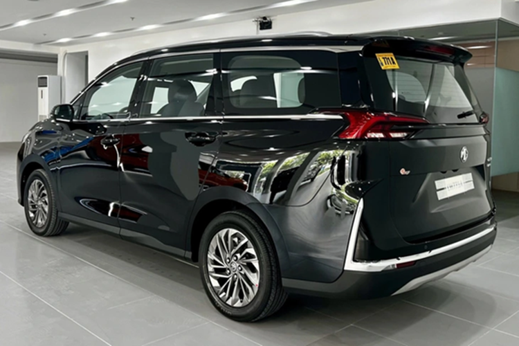 Bên cạnh đó, vô lăng phiên bản này cũng không tích hợp các phím chức năng điều khiển nhanh. Về trang bị an toàn, tất cả các phiên bản đều được trang bị các hệ thống cơ bản như ABS, ESP, EBA, EBD, hỗ trợ khởi hành ngang dốc HAC, cảm biến lùi và camera lùi.