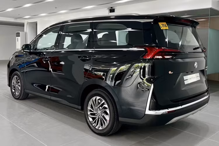 Bên cạnh đó, vô lăng phiên bản này cũng không tích hợp các phím chức năng điều khiển nhanh. Về trang bị an toàn, tất cả các phiên bản đều được trang bị các hệ thống cơ bản như ABS, ESP, EBA, EBD, hỗ trợ khởi hành ngang dốc HAC, cảm biến lùi và camera lùi.