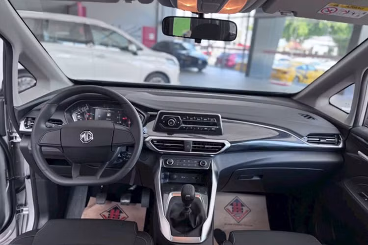 Phiên bản cao cấp nhất G50 AT LUX sở hữu: màn hình giải trí cảm ứng 12,3 inch có hỗ trợ Apple CarPlay, kết hợp cùng cụm đồng hồ kỹ thuật số 10,25 inch. Vô lăng được tích hợp các nút điều khiển nhanh, đi kèm lẫy chuyển số và cần số có thiết kế lấy cảm hứng từ các mẫu xe Mercedes-Benz.