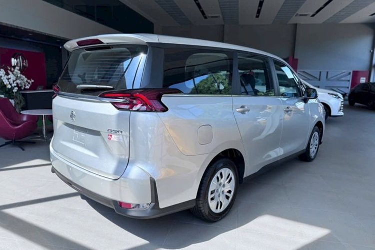 Sau giảm giá xe MG G50 2025, đây sẽ là một trong những mẫu MPV 7-8 chỗ có giá khởi điểm thấp nhất thị trường Việt Nam. Động thái ưu đãi nhanh chóng của một số đại lý dành cho MG G50 gây không ít bất ngờ cho người tiêu dùng, bởi mẫu xe này chỉ mới chính thức ra mắt tại Việt Nam vào ngày 29/3/2025.