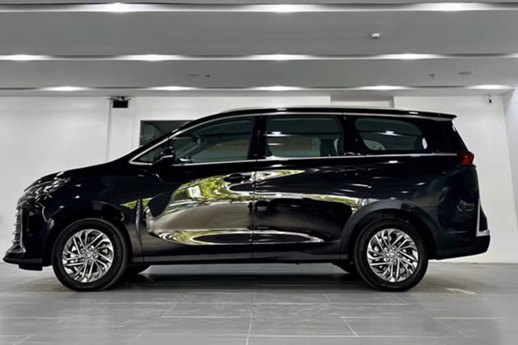 Bản tiêu chuẩn G50 MT COM bị giản lược đáng kể về mặt trang bị. Xe không có màn hình giải trí trung tâm mà chỉ dùng hệ thống radio cơ bản, khởi động bằng chìa khóa cơ, vô lăng không bọc da, không hỗ trợ kết nối Bluetooth và thiếu cả đèn đọc sách cho hàng ghế sau.