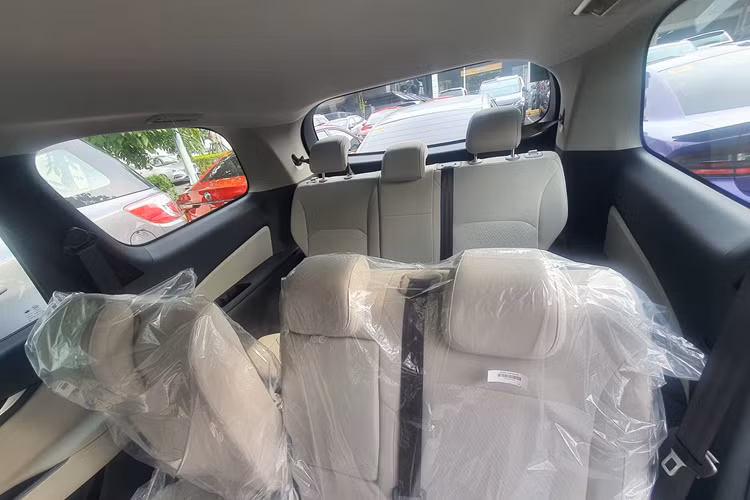 Danh sách trang bị đáng chú ý trên phiên bản AT LUX còn bao gồm: điều hòa tự động một vùng với hệ thống cửa gió độc lập cho hàng ghế sau, sạc không dây, hệ thống âm thanh 6 loa, phanh tay điện tử, ghế ngồi bọc da và ghế trước chỉnh điện.