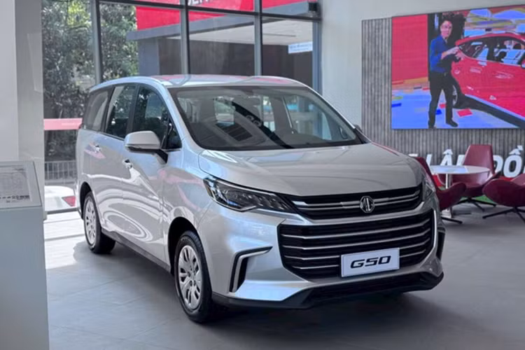 Cụ thể, khách mua MG G50 1.5 MT Com 2025 mới sẽ được ưu đãi 20 triệu đồng, giá xe sau ưu đãi chỉ còn 539 triệu đồng. Khách mua phiên bản 1.5 AT Del sẽ được ưu đãi 25 triệu đồng, giá xe sau ưu đãi chỉ còn 673 triệu đồng. MG G50 bản cao cấp 1.5 AT Lux được ưu đãi sâu nhất lên đến 30 triệu đồng, giá xe chỉ còn 719 triệu đồng.