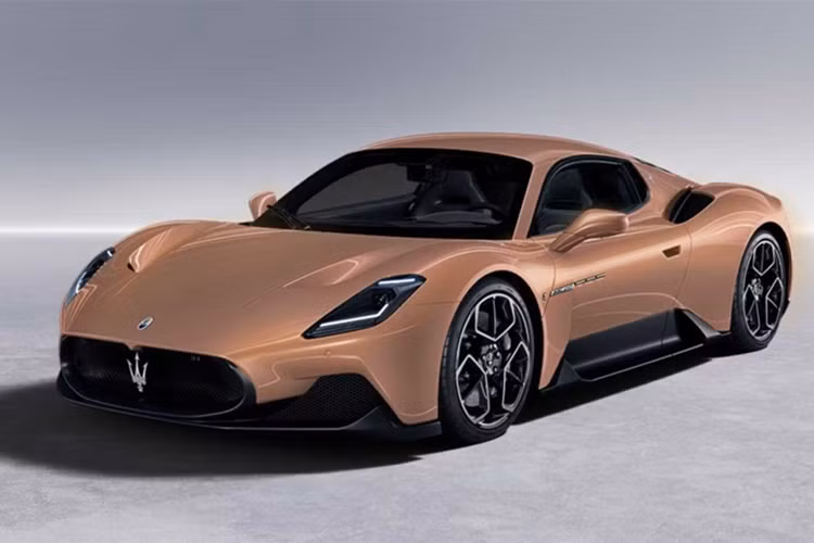 Maserati từng tuyên bố rằng toàn bộ danh mục sản phẩm của họ sẽ được điện khí hóa – chạy hoàn toàn bằng pin hoặc hybrid vào năm 2028. Việc hủy bỏ MC20 Folgore có lẽ đã được báo trước vào đầu năm nay, khiStellantiss - công ty mẹ của Maserati, xóa sổ khoản đầu tư 1,6 tỷ USD vào thương hiệu này.