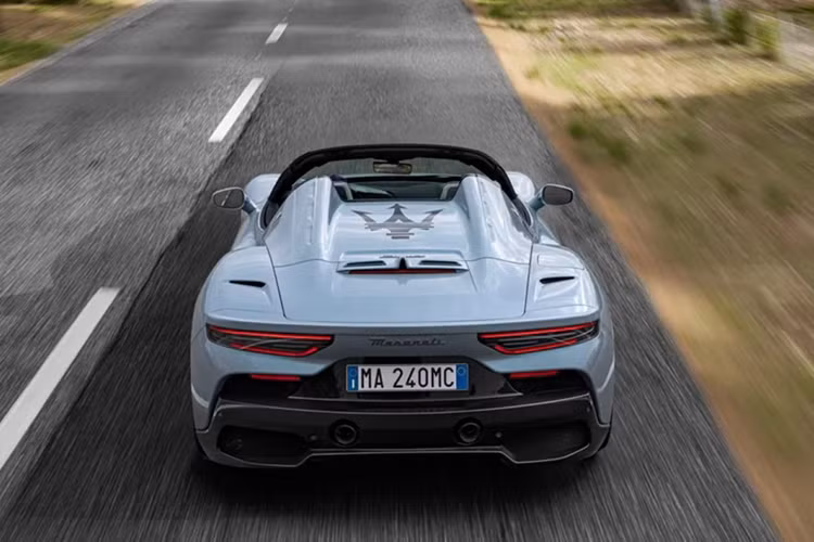 Theo kế hoạch siêu xe Maserati MC20 Folgore trang bị ba động cơ điện sản sinh công suất 700 mã lực và sẽ là biến thể đầu bảng của dòng xe điện "nhà" Maserati, trong đó có Grecale Folgore – chiếc SUV chạy hoàn toàn bằng điện, GranCabrio Folgore – chiếc mui trần chạy hoàn toàn bằng điện.