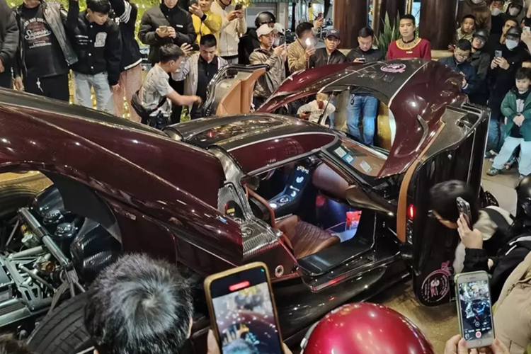 Vào ngày 16/3 vừa qua, đoàn siêu xe gần 400 tỷ của Hoàng Kim Khánh đã xuất hiện tại thành phố Đà Nẵng để chuẩn bị làm tour ngắn di chuyển đến 1 số tỉnh thành tại miền Trung. Tuy nhiên, sự kiện này nhanh chóng bị hủy bỏ do các thành viên trong đoàn vượt đèn đỏ ở đường Nguyễn Văn Linh giao với đường Phan Châu Trinh.