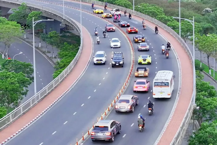 Toàn bộ 80 chiếc siêu xe triệu đô la Koenigsegg Regera trên thế giới đều sử dụng hệ dẫn động hybrid với máy xăng V8, Biturbo, dung tích 5.0 lít và 3 mô-tơ điện. Công suất tổng cộng trên mẫu xe megacar đến từ Thụy Điển hơn 1.500 mã lực và mô-men xoắn cực đại 2.000 Nm.