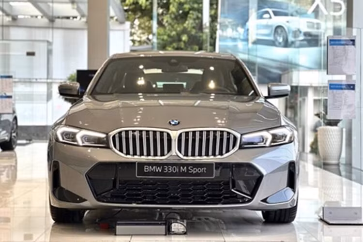 Cung cấp sức mạnh cho BMW 320i Sport Line 2025 vẫn là động cơ I4 2.0L tăng áp, cho công suất 184 mã lực và mô-men xoắn cực đại 300 Nm. Động cơ đi kèm hộp số tự động 8 cấp Steptronic và hệ dẫn động cầu sau.