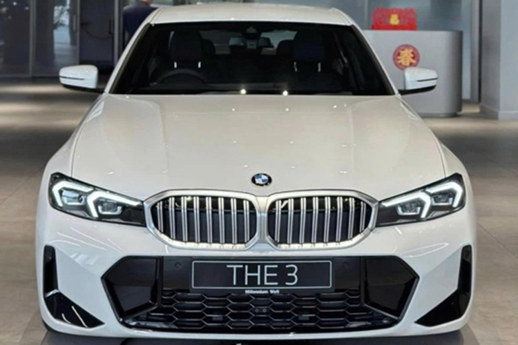 Tuy nhiên, giá bán chính thức vẫn chưa được THACO Auto xác nhận. Tính đến thời điểm hiện tại, chỉ mới có phiên bản BMW 320i Sportline 2025 mới được trưng bày tại đại lý. Hai phiên bản còn lại là 320i M Sport và 330i M Sport sẽ được đưa về sau.