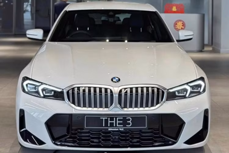 Tuy nhiên, giá bán chính thức vẫn chưa được THACO Auto xác nhận. Tính đến thời điểm hiện tại, chỉ mới có phiên bản BMW 320i Sportline 2025 mới được trưng bày tại đại lý. Hai phiên bản còn lại là 320i M Sport và 330i M Sport sẽ được đưa về sau.