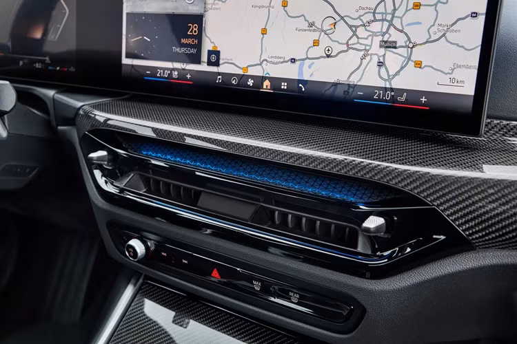 Điểm khác biệt lớn nhất nằm ở khoang cabin. BMW đã làm mới thiết kế vô-lăng trên cả ba phiên bản: bản 320i Sportline được trang bị vô-lăng hai chấu vát đáy kiểu thể thao, trong khi hai phiên bản M Sport sử dụng vô-lăng ba chấu góc cạnh với tạo hình hiện đại hơn.