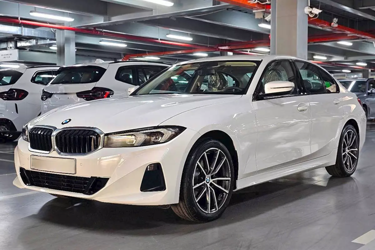 Trong khi đó, bản 330i M Sport sắp ra mắt sẽ vẫn duy trì công suất 258 mã lực và mô-men xoắn 400 Nm từ cùng loại động cơ. Điểm cộng là toàn bộ dòng xe được áp dụng chính sách bảo hành 5 năm không giới hạn số km, đây là một lợi thế so với nhiều đối thủ cùng phân khúc.