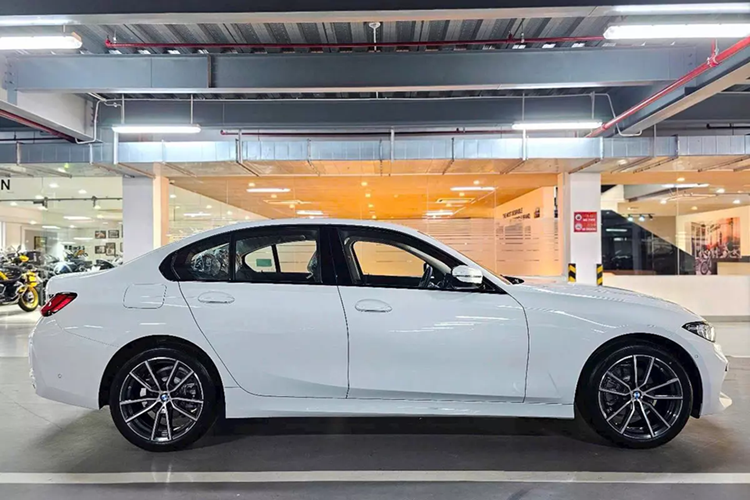 BMW 3 Series 2025 được nâng cấp về công nghệ bao gồm hệ điều hành iDrive OS 8.5 mới nhất, hỗ trợ kết nối ConnectedDrive, cùng với sạc điện thoại không dây và camera hành trình chính hãng ACE 3.0 Pro, đây là những trang bị chưa từng xuất hiện ở bản tiền nhiệm.