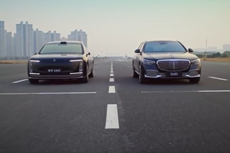 Trong đoạn video thử nghiệm, mẫu sedan điện Maextro S800 2025 có thể vượt qua tất cả những chướng ngại vật như nước, kính và cát mà không để lại dấu vết, trong khi Mercedes-Maybach S680 lại khiến nước bắn tung tóe và làm vỡ kính. Những hình ảnh này nhanh chóng trở thành đề tài tranh luận trong cộng đồng yêu xe.