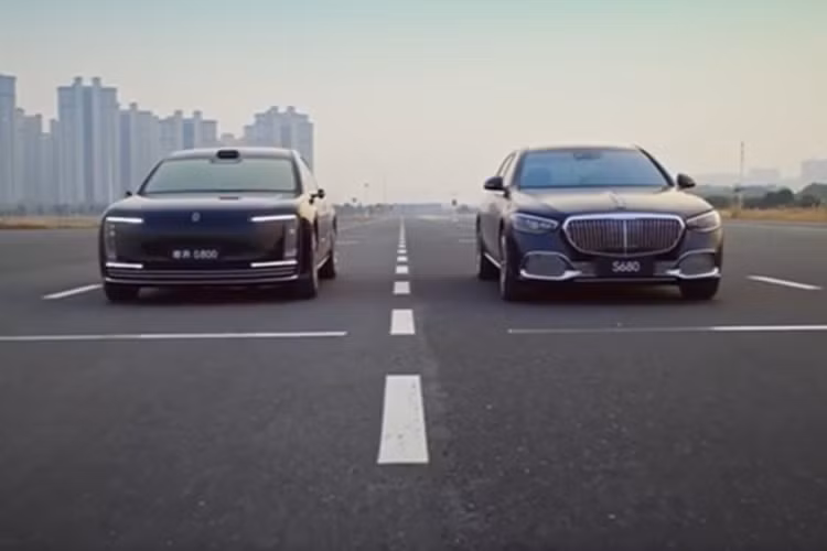 Trong đoạn video thử nghiệm, mẫu sedan điện Maextro S800 2025 có thể vượt qua tất cả những chướng ngại vật như nước, kính và cát mà không để lại dấu vết, trong khi Mercedes-Maybach S680 lại khiến nước bắn tung tóe và làm vỡ kính. Những hình ảnh này nhanh chóng trở thành đề tài tranh luận trong cộng đồng yêu xe.