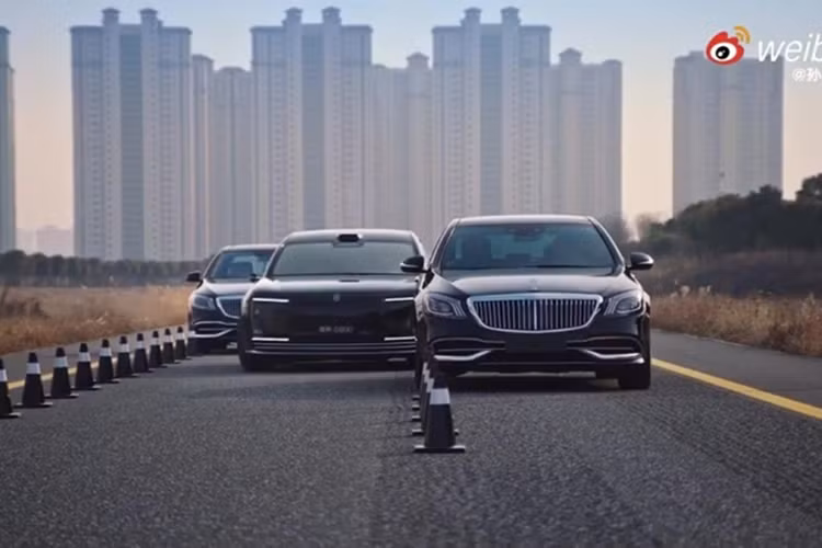 Trước phát ngôn trên, Huawei đã tuyên bố kiện blogger Racing Frappuccino, yêu cầu người này bồi thường 140.000 USD (3,57 tỷ đồng) vì làm ảnh hưởng đến danh tiếng hãng xe. Tuy nhiên, phía blogger Racing Frappuccino lại công khai kiện ngược lại Huawei, đòi hãng công khai xin lỗi và bồi thường 2,5 triệu nhân dân tệ (8,8 tỷ đồng).