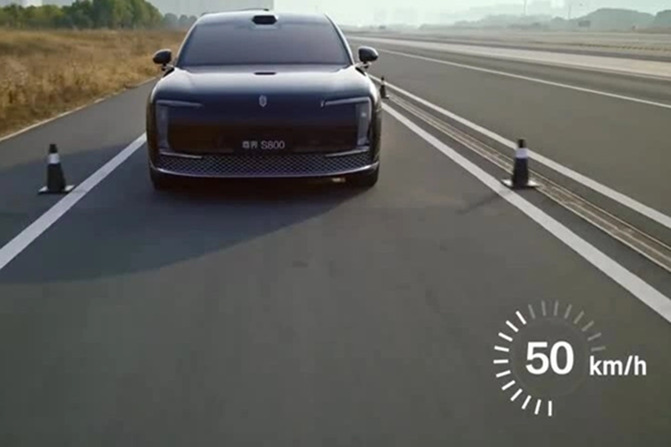 Một blogger tên Racing Frappuccino đã đăng video phân tích các bài kiểm tra này. Người này cho rằng Huawei cố tình dàn dựng để nhấn mạnh ưu thế của mẫu xe mới và hạ bệ đối thủ.