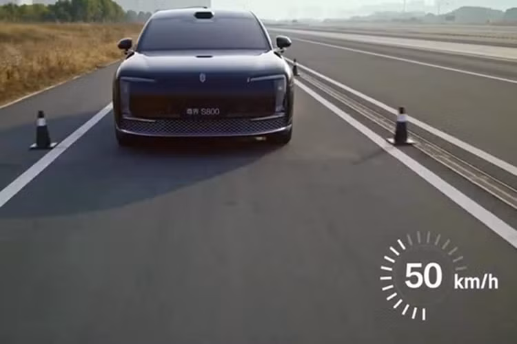 Một blogger tên Racing Frappuccino đã đăng video phân tích các bài kiểm tra này. Người này cho rằng Huawei cố tình dàn dựng để nhấn mạnh ưu thế của mẫu xe mới và hạ bệ đối thủ.