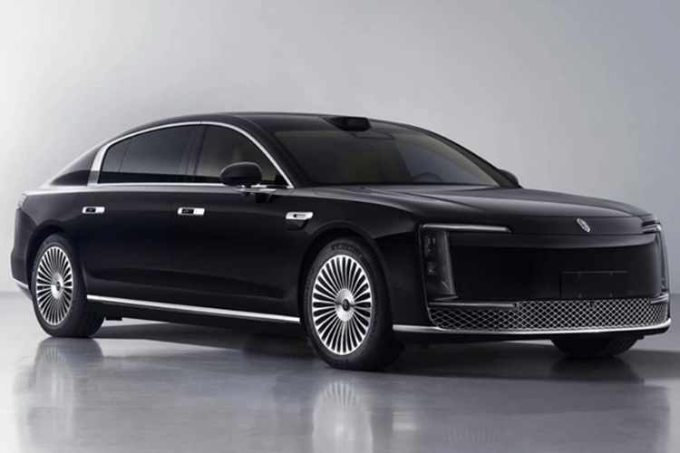 Trong các bài test, Huawei đã tính toán các yếu tố như tốc độ, trọng lượng và độ sâu của hố nước một cách cẩn thận để đảm bảo chiếc xe không tạo ra sự xáo trộn. Nhận định này làm dấy lên nghi vấn về mức độ chân thực của các thử nghiệm mà hãng xe công bố.