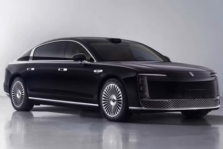 Trong các bài test, Huawei đã tính toán các yếu tố như tốc độ, trọng lượng và độ sâu của hố nước một cách cẩn thận để đảm bảo chiếc xe không tạo ra sự xáo trộn. Nhận định này làm dấy lên nghi vấn về mức độ chân thực của các thử nghiệm mà hãng xe công bố.