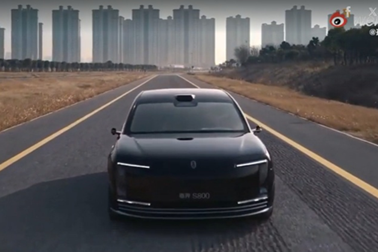 Theo đó, nguyên nhân bắt nguồn từ việc Huawei làm hàng loạt video so sánh Maextro S800 với Mercedes-Maybach S680 để kiểm tra về hệ thống treo và khả năng vận hành.