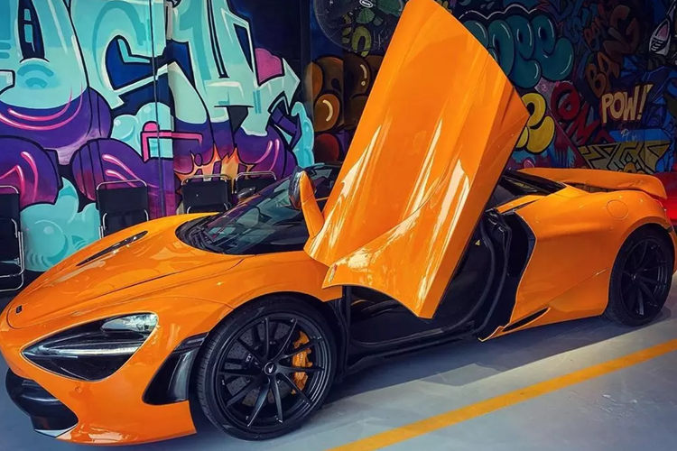 Chiếc siêu xe mui trần McLaren 720S Spider làm dâu ở tỉnh Bà Rịa - Vũng Tàu có ngoại thất sơn màu cam nóng bỏng, hiện đây là 1 trong 2 chiếc McLaren 720S Spider tại dải đất hình chữ S sở hữu bộ áo màu Orange McLaren. Chiếc còn lại đang định cư ở Sài thành.