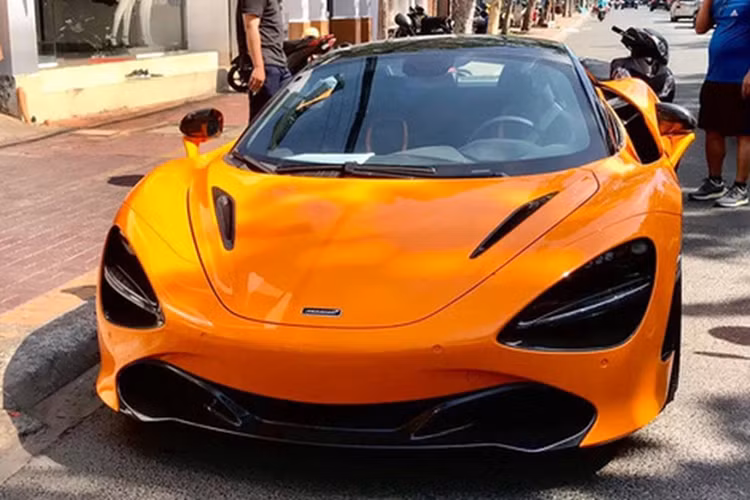 Nội thất siêu xe mui trần McLaren 720S Spider này có khoang lái được bọc da Alcantara màu tối với sọc màu cam chạy giữa ghế ngồi và cả sợi carbon. Giá xe McLaren 720S Spider tại Việt Nam ước tính không dưới 23 tỷ đồng cho bản tiêu chuẩn.