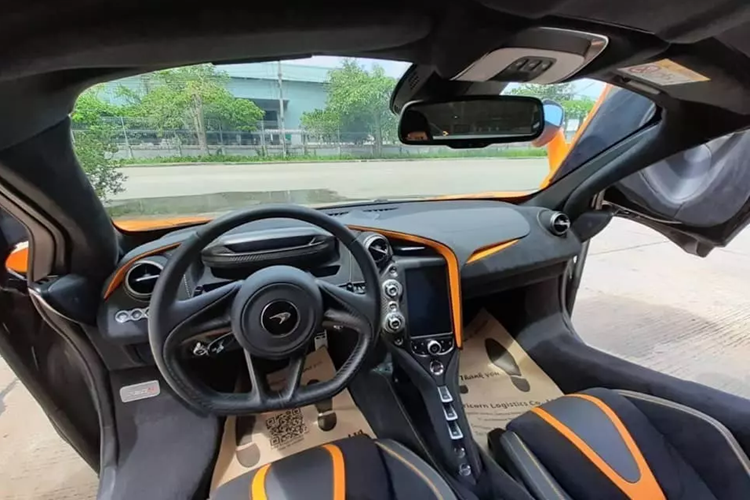 "Trái tim" của siêu mui trần McLaren 720S Spider là khối động cơ xăng V8, tăng áp kép, dung tích 4.0 lít, sản sinh công suất tối đa 710 mã lực tại vòng tua máy 7.000 vòng/phút và mô-men xoắn cực đại 770 Nm tại vòng tua máy 5.500 vòng/phút.