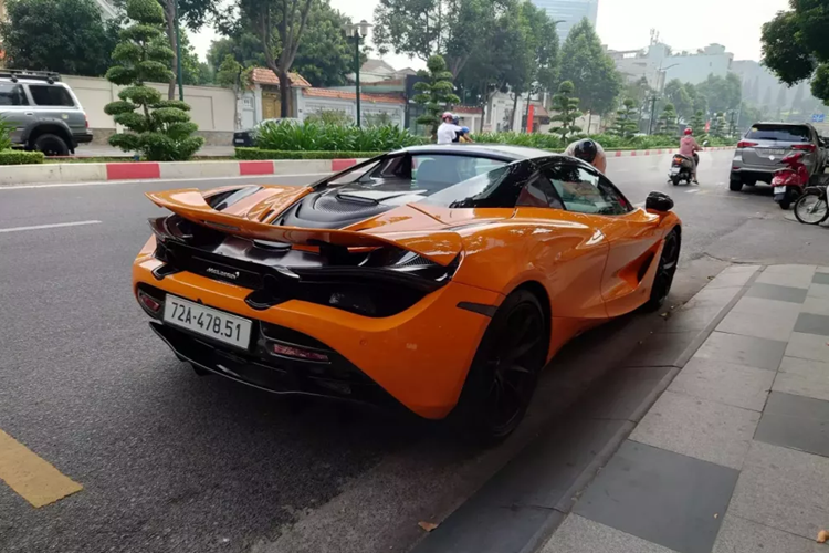 Tuy nhiên, khi phần mui xếp cứng của siêu xe mui trần McLaren 720S Spider được hạ xuống, tốc độ tối đa của xe chỉ có thể đạt vận tốc 325 km/h. McLaren 720S Spider có thể xem là chiếc siêu xe mui trần sử dụng động cơ V8 mạnh nhất trên thế giới hiện nay.