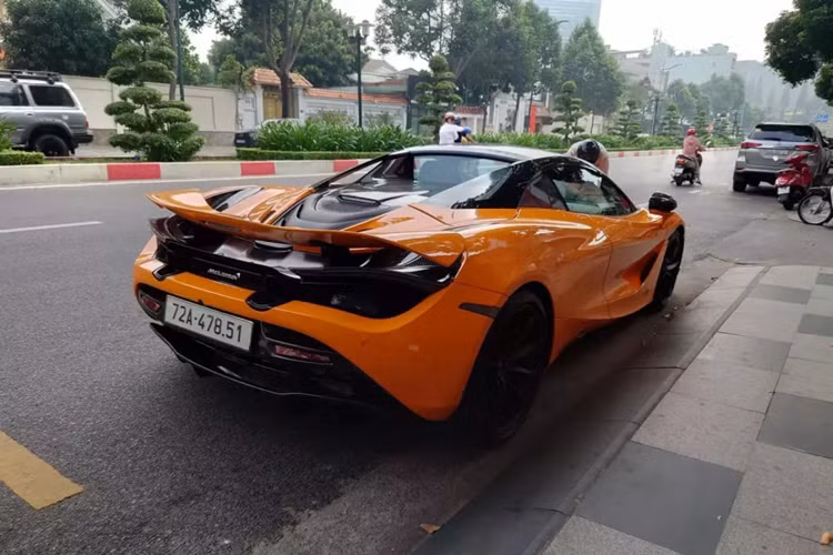 Tuy nhiên, khi phần mui xếp cứng của siêu xe mui trần McLaren 720S Spider được hạ xuống, tốc độ tối đa của xe chỉ có thể đạt vận tốc 325 km/h. McLaren 720S Spider có thể xem là chiếc siêu xe mui trần sử dụng động cơ V8 mạnh nhất trên thế giới hiện nay.
