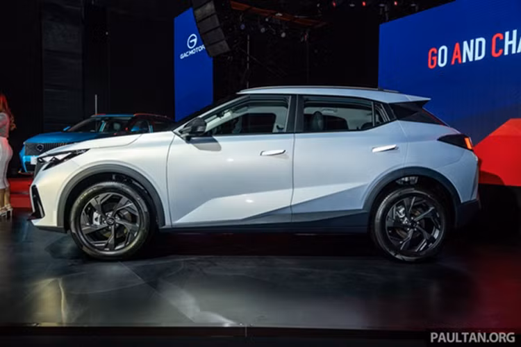 Thông số này giúp GAC GS3 có thể ngang tầm với các đối thủ B-SUV cao cấp như Honda HR-V RS hay Lynk &amp; Co 06. Thiết kế GAC GS3 đi theo phong cách táo bạo với các đường nét góc cạnh xuyên suốt từ trước ra sau. Phía trước khá hầm hố với lưới tản nhiệt mở rộng kết hợp các họa tiết nằm dọc.