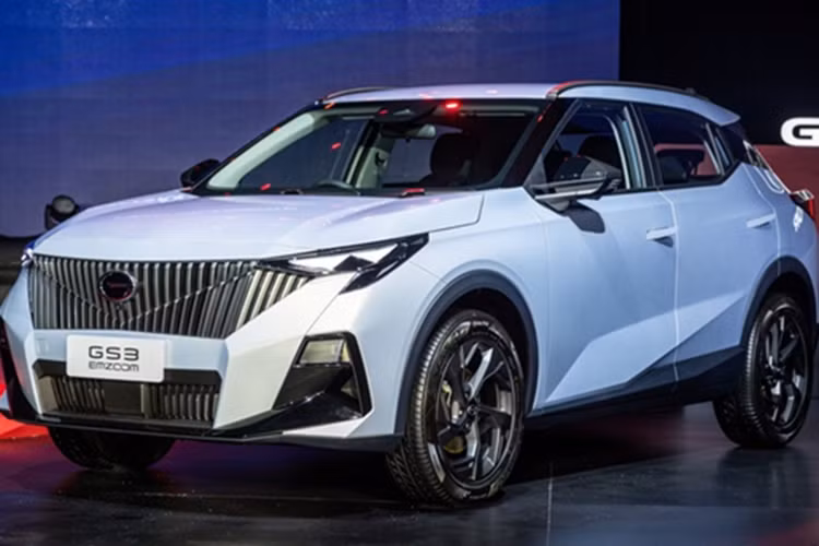 Về vận hành, mẫu xe SUV GAC GS3 vượt trội hơn khá nhiều Toyota Corolla Cross khi sở hữu động cơ xăng 1.5L tăng áp cho công suất tối đa 174 mã lực và mô-men xoắn cực đại 270 Nm. Đi kèm là hộp số ly hợp kép 7 cấp và dẫn động cầu trước.