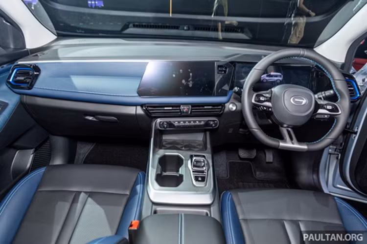 Liền kề là dải đèn định vị sắc cạnh, trong khi cụm đèn pha LED được đặt thấp bên dưới cản trước. Thân xe GAC GS3 cũng trang bị tay nắm cửa ẩn vào thân xe thời thượng, đi kèm với bộ la-zăng hợp kim 18 inch khá lớn