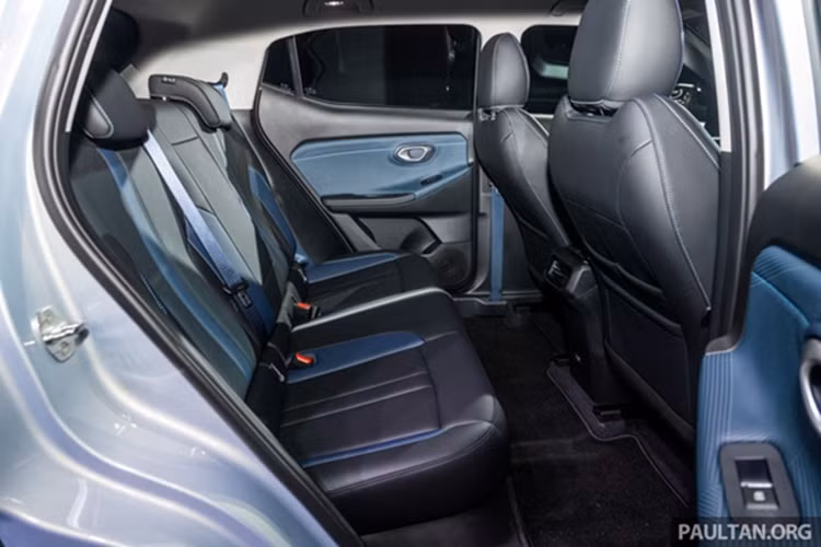 Tại thị trường quốc tế, GAC GS3 còn có gói tùy chọn R-Style bổ sung các chi tiết thể thao như mâm 19 inch, ốp cản trước sau và tích hợp bô đôi trung tâm. Khoang nội thất GAC GS3 được thiết kế gọn gàng và tinh tế khi giảm đáng kể số lượng nút bấm, chỉ giữ lại các phím bấm điều hòa.