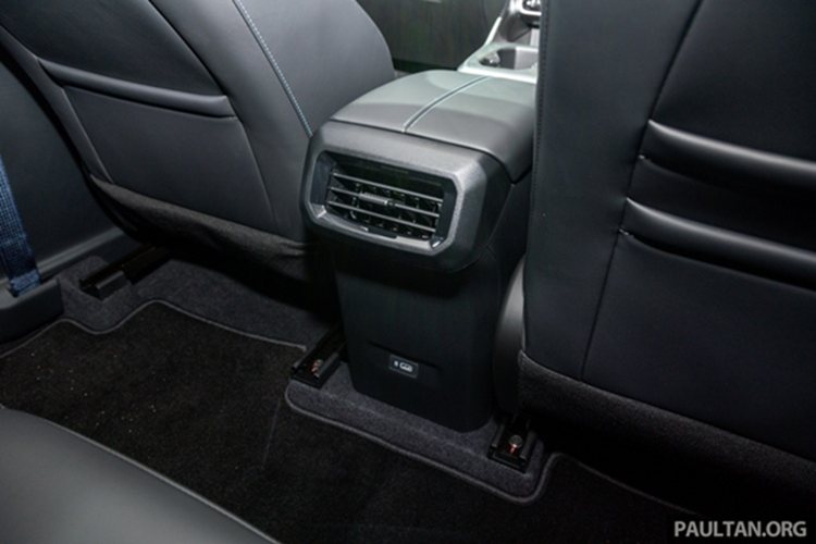 Trung tâm bảng điều khiển là màn hình cảm ứng 10,25 inch hỗ trợ Apple CarPlay không dây, trong khi đồng hồ lái là màn hình kỹ thuật số kết hợp màn hình đa thông tin 3,5 hoặc 7 inch tùy theo phiên bản.