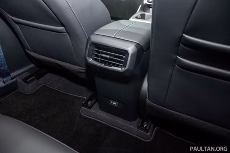 Trung tâm bảng điều khiển là màn hình cảm ứng 10,25 inch hỗ trợ Apple CarPlay không dây, trong khi đồng hồ lái là màn hình kỹ thuật số kết hợp màn hình đa thông tin 3,5 hoặc 7 inch tùy theo phiên bản.