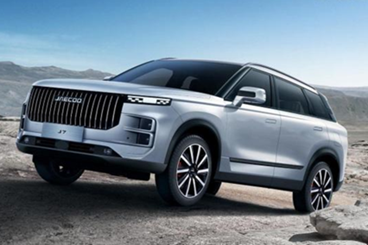 Chưa hết, Jaecoo J7 2025 mới còn được trang bị 6 túi khí, hệ thống hỗ trợ phanh khẩn cấp, cảnh báo điểm mù và các tính năng an toàn chủ động khác. Trong khi đó, hệ thống camera 540 độ giúp người lái quan sát toàn cảnh xung quanh xe, đặc biệt là khi di chuyển trong không gian hẹp hoặc khi đỗ xe.