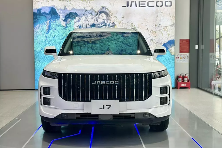 Chẳng bao lâu sau đó, những chiếc Jaecoo J7 cũng đã xuất hiện tại đại lý Việt Nam. Nhờ đó, chúng ta có thể ngắm nhìn hình ảnh "bằng xương, bằng thịt" của mẫu xe này. Như thông tin đã đưa, mẫu xe SUV Jaecoo J7 được định vị trong phân khúc SUV cỡ B, tương tự người anh em Omoda C5 hiện đang bán tại Việt Nam.